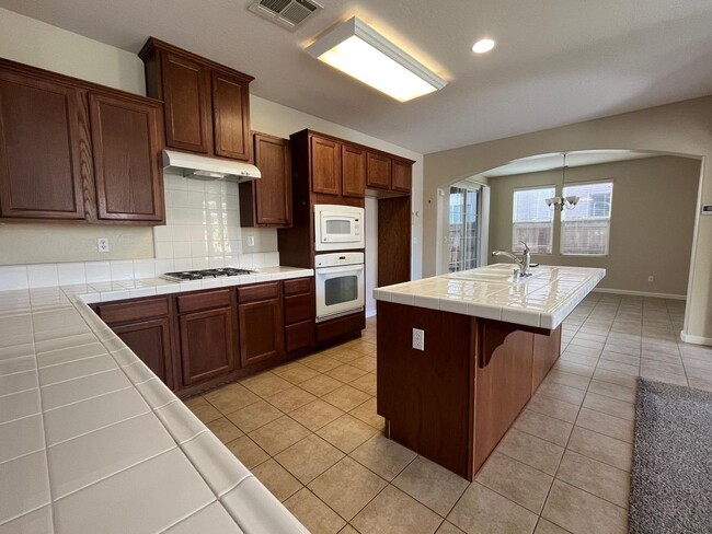 Building Photo - 4 Bedroom NW Fresno Home for Lease