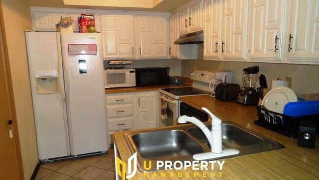 Building Photo - Spacious 2-Bed/2-Bath with High Ceilings, ...
