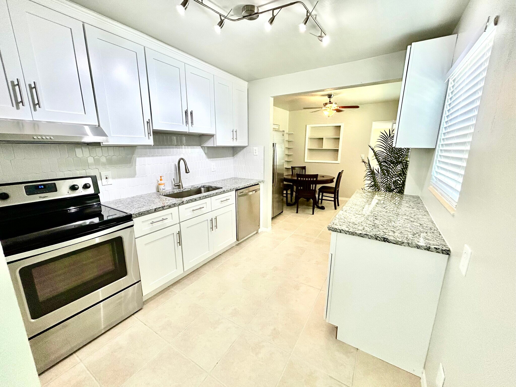 Building Photo - 3318 Boca Ciega Dr N