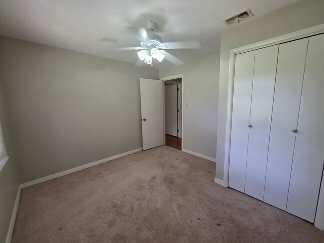 Building Photo - 4BR/2BA lake view home with covered back p...