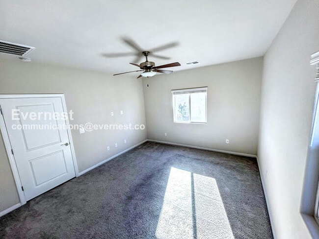 Building Photo - 3 Bed, 2 Bath Home with Fenced Yard & Garage / Available Now!