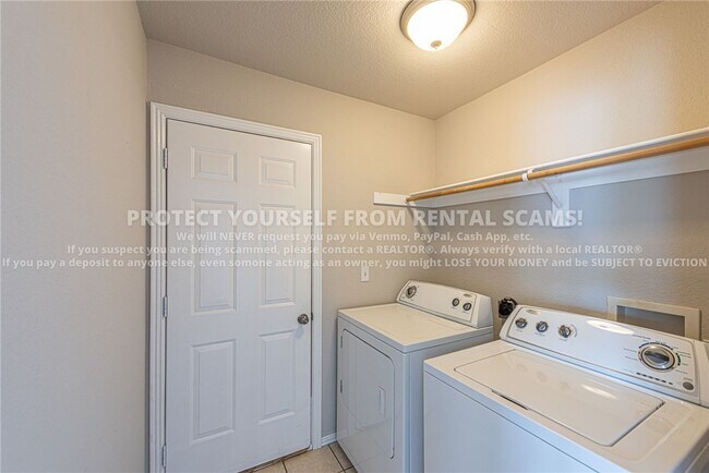 Building Photo - 1137 S Holland Dr