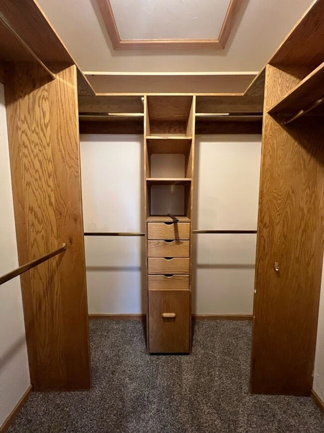 Building Photo - Long Realty & Property Management - 5 Bedr...