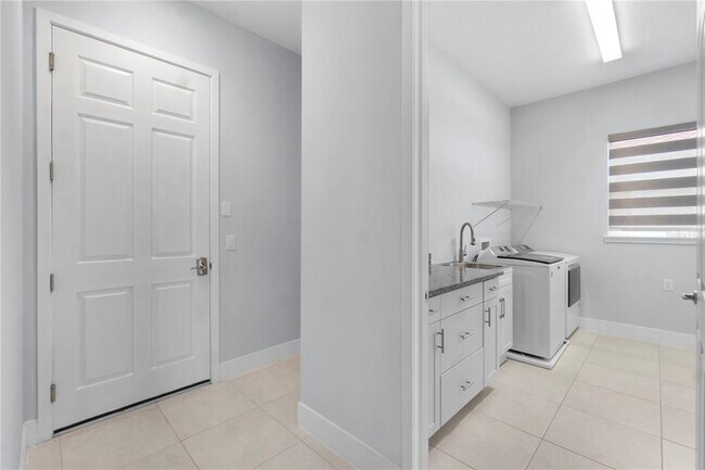 Building Photo - 2320 Symphony Cir