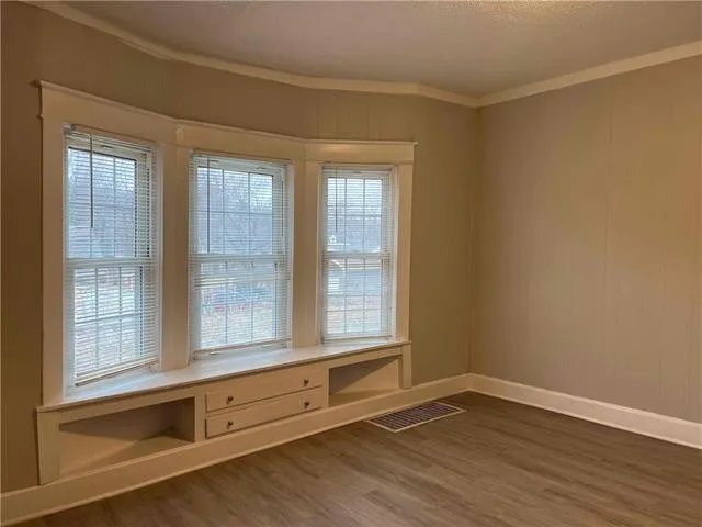 Building Photo - 242 N Valley St