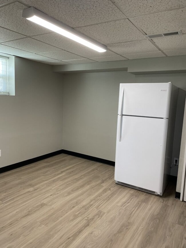 Building Photo - 4 Bedroom Two-Story Home with Large Yard, Lawn Care Included