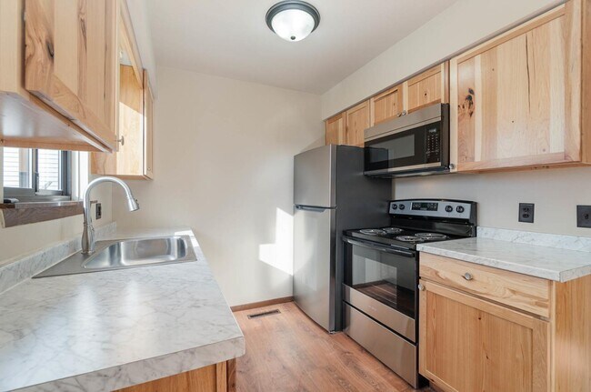 Building Photo - 2 Bedroom Rental Duplex with Attached Garage $1300/month