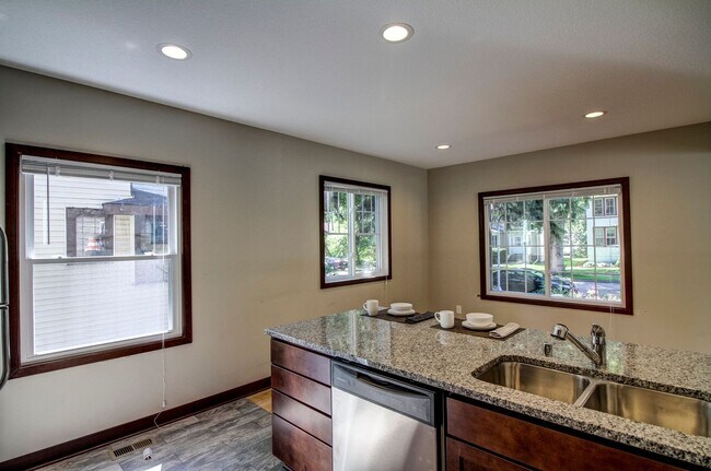 Building Photo - Fully Renovated 5 Bedroom House Close to U...
