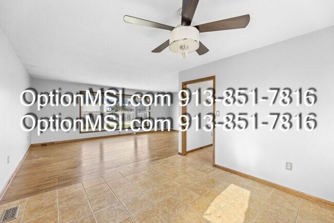 Building Photo - Country Charm Just Minutes From Lawrence!