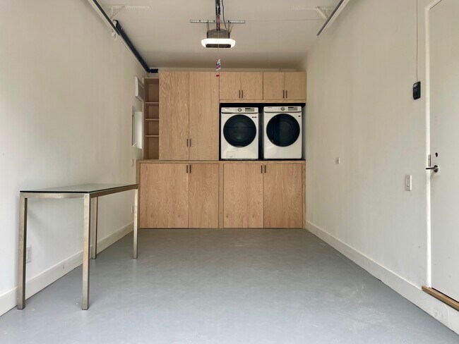 garage, laundry, bonus room - 522 N Roxbury Dr