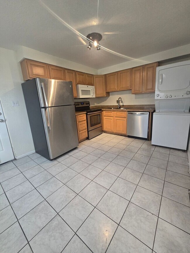 Building Photo - 3 Bed, 1 Bath Duplex Available Now in Aurora