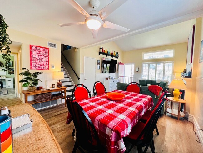 Building Photo - LAKE ACCESS!! Beautiful 4 bedroom 2 bath House, adorable front/back yard