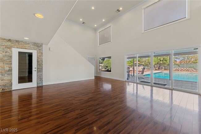 Building Photo - 144 E Robindale Rd
