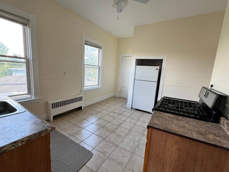 Sunny Kitchen - 270 Norfolk St