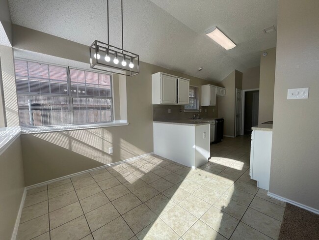 Building Photo - AVAILABLE NOW 3 Bedroom 2 Bath Home in For...