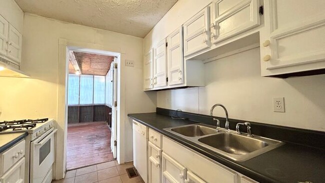 Building Photo - Lovely 3 Bedroom Hidden Gem! Hardwood Floo...