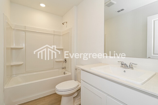 Building Photo - 245 Sycamore Pl