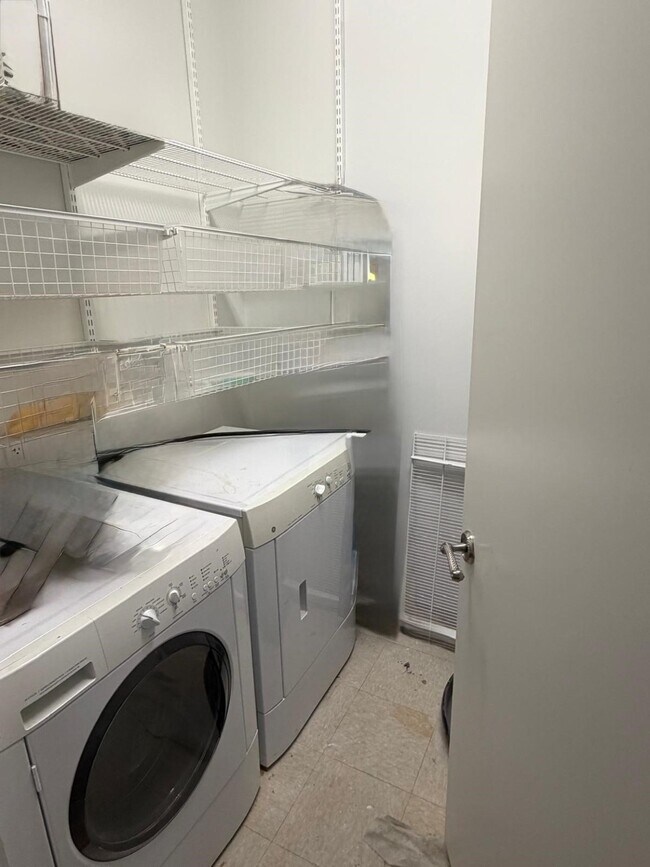 Building Photo - 5005 Hidalgo St