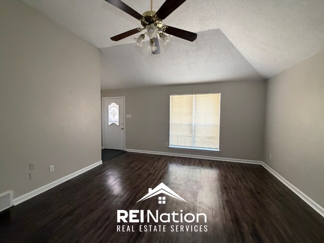 Building Photo - INCREDIBLE LAYOUT! 3BR/2BA Memphis Gem | Vaulted Ceilings & Soaking Tub | Deck & Fenced Yard!