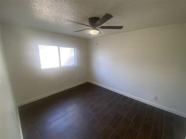 Building Photo - Spacious 3/2 duplex with a garage