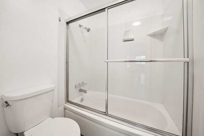 Building Photo - 2 bed 1 Bath Available Now