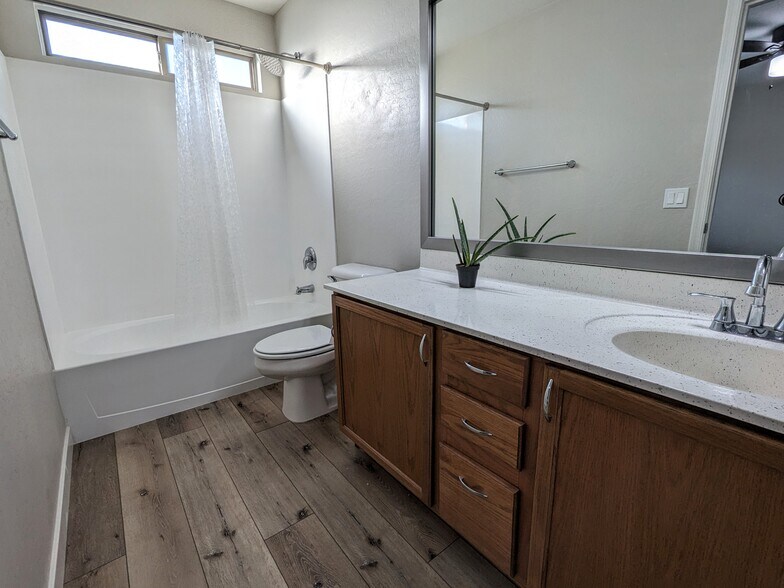 Clean and bright bathroom - 11813 W Maui Ln
