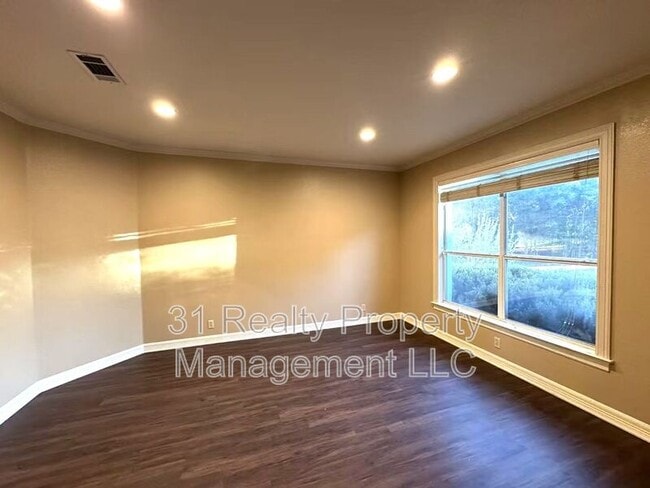 Building Photo - 7 Monarch Oaks Ln