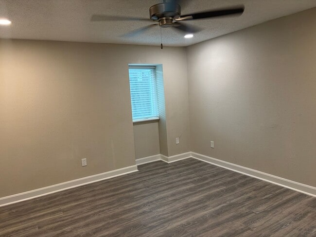 Building Photo - (OTR)4116Delaw