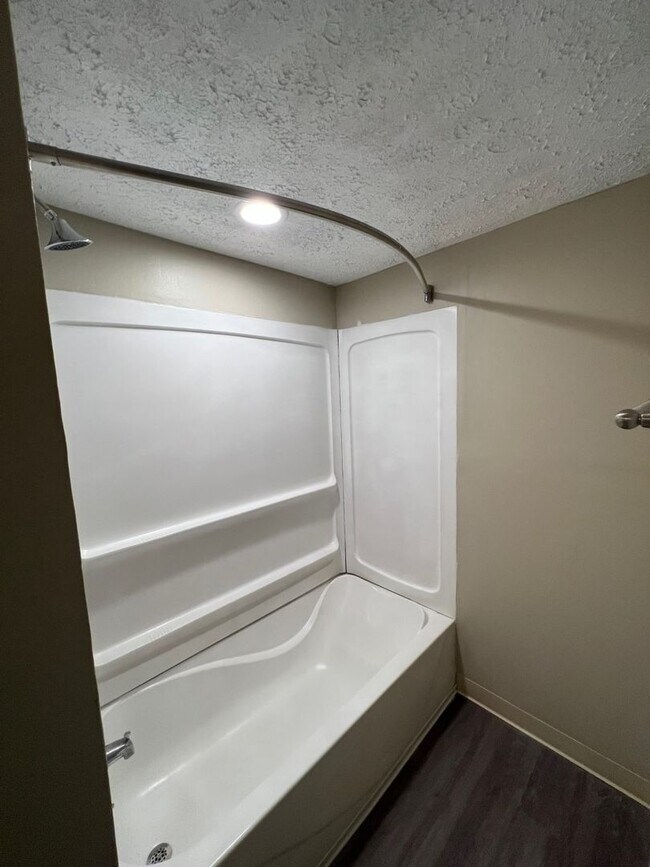 Building Photo - Spacious One Bedroom Apartment with W/D Connection!