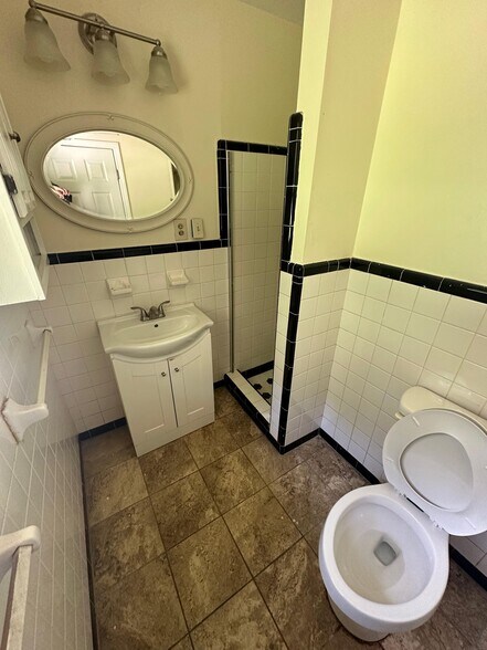 Building Photo - 5007 Spring Hill Dr