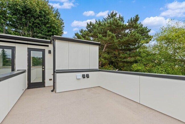 Building Photo - Sweet Ultra-Modern Air-Conditioned West Seattle Townhome w/ Parking