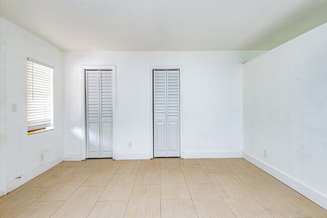 Building Photo - Bright & Modern 1-Bedroom Apartment in Pri...
