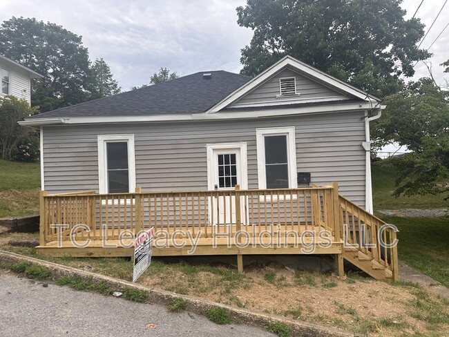 Primary Photo - 614 Hart St