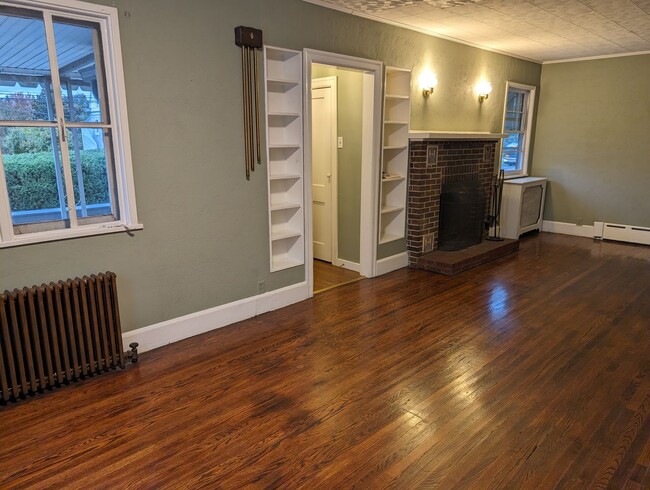 Building Photo - Spacious 4 Bed 2.5 Bath Home