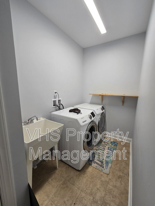 Building Photo - 2400 Lakeview Pkwy