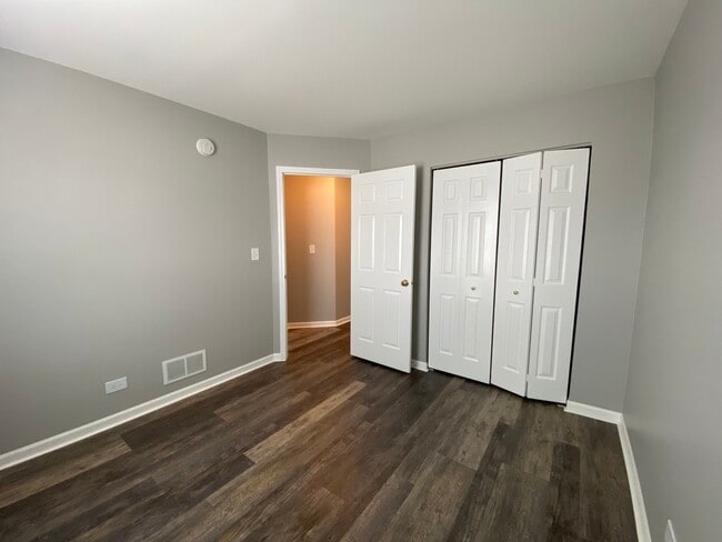 Building Photo - 1105 N Claremont Dr