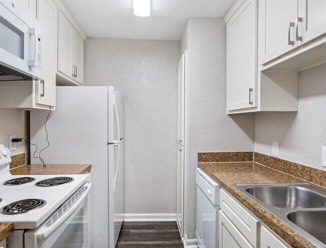 Building Photo - 12500 Sandpiper Dr