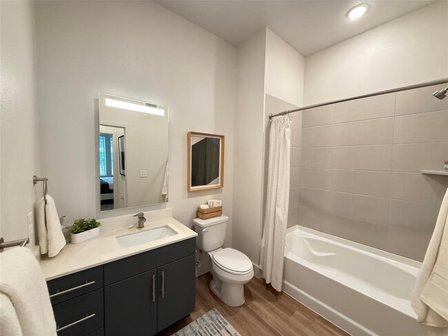 Building Photo - 641 W Crosstimbers St