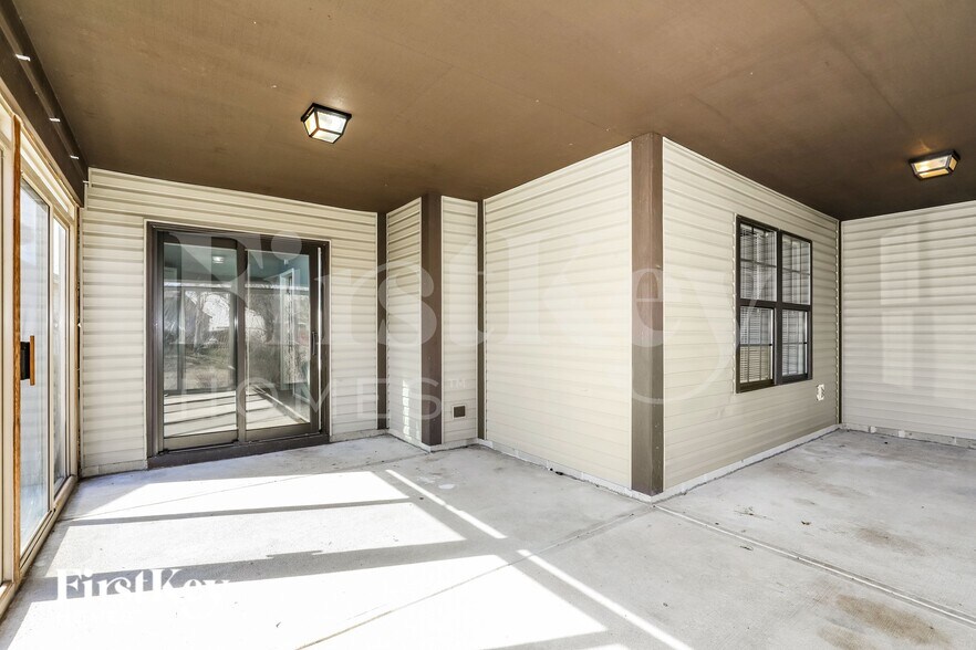 Building Photo - 1651 Parkthorne Dr