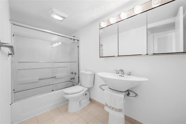 Building Photo - 4800 Bayview Dr