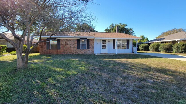 Building Photo - 1223 Redwood Ln