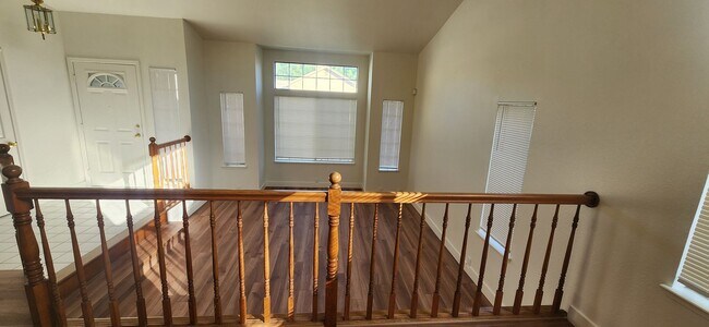 Building Photo - Large 3 Bedroom Home with a Loft