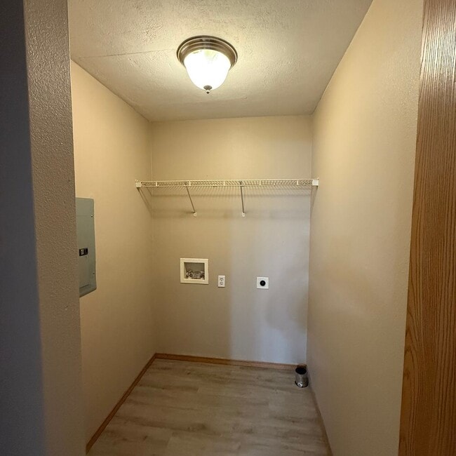 Building Photo - 2 bedroom 2 bath Duplex in Clever Won't la...