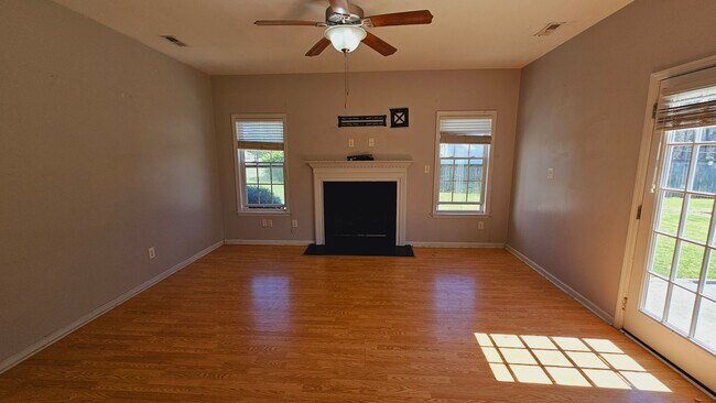 Building Photo - Prestigious 3 Bedroom Home!!!
