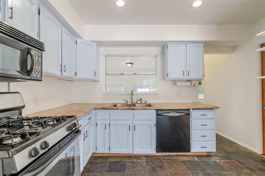 Building Photo - 13057 Gladstone Ave