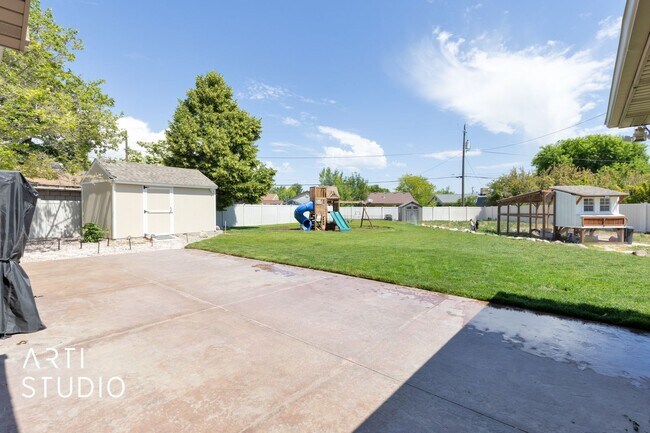 Building Photo - **Stunning 4-Bedroom Home with Modern Amen...