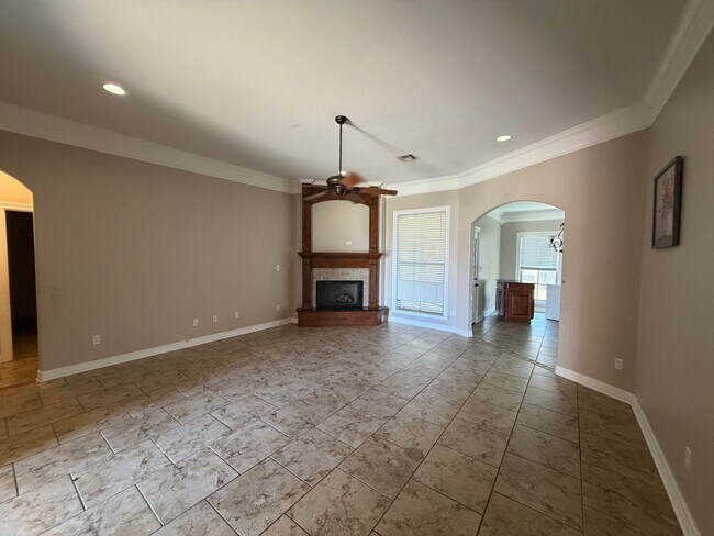 Building Photo - 617 Alder Ln