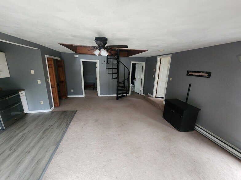 Building Photo - 985 Mammoth Rd