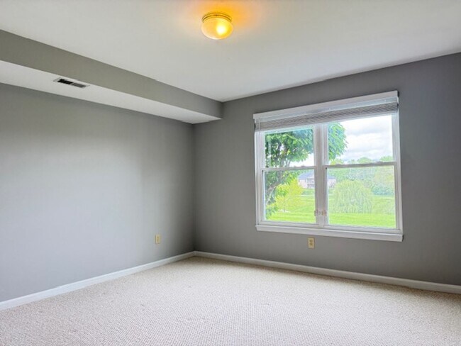 Building Photo - Triple Crown 2 bed 2 1/2 bath