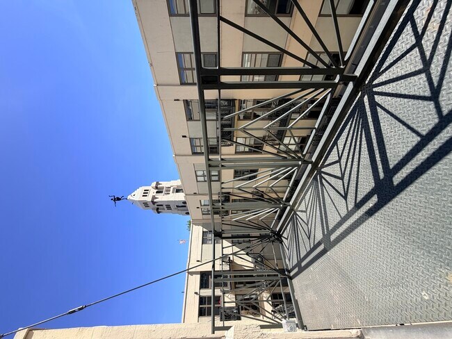 Building Photo - 758 N Larrabee St